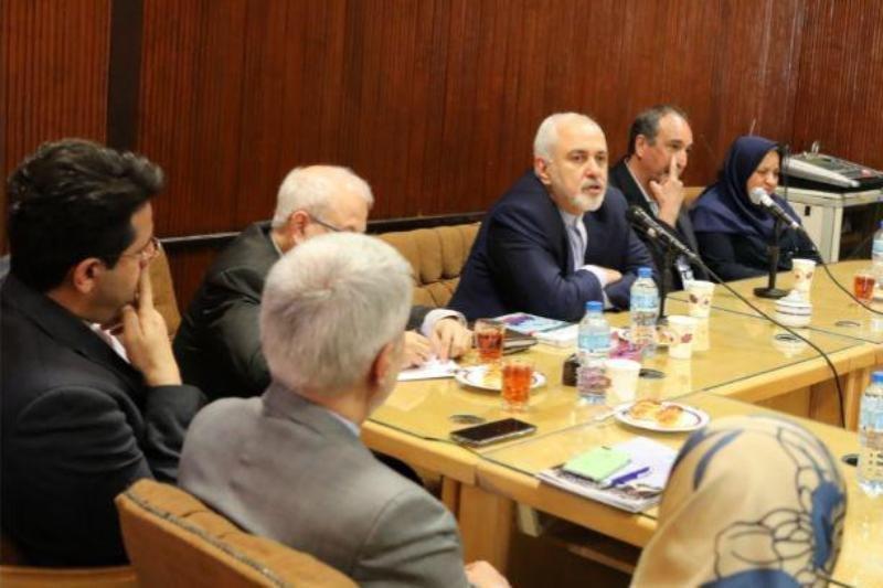 ظریف با اساتید دانشکده حقوق و علوم سیاسی دانشگاه تهران دیدار کرد، عکس ظریف با اساتید دانشکده حقوق و علوم سیاسی دانشگاه تهران دیدار کرد، عکس