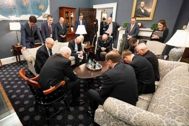 دعای دفع بلا در جلسه ستاد بحران کرونا در کاخ سفید