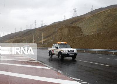 خبرنگاران جاده های اصلی جنوب کرمان با وجود ریزش باران باز است
