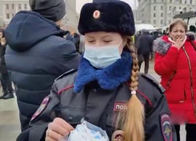 (ویدئو) توزیع ماسک بین مخالفان پوتین توسط پلیس
