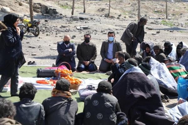 شهردار منطقه 19 پای سفره هفت سین افراد بی خانمان در کوره های آجرپزی